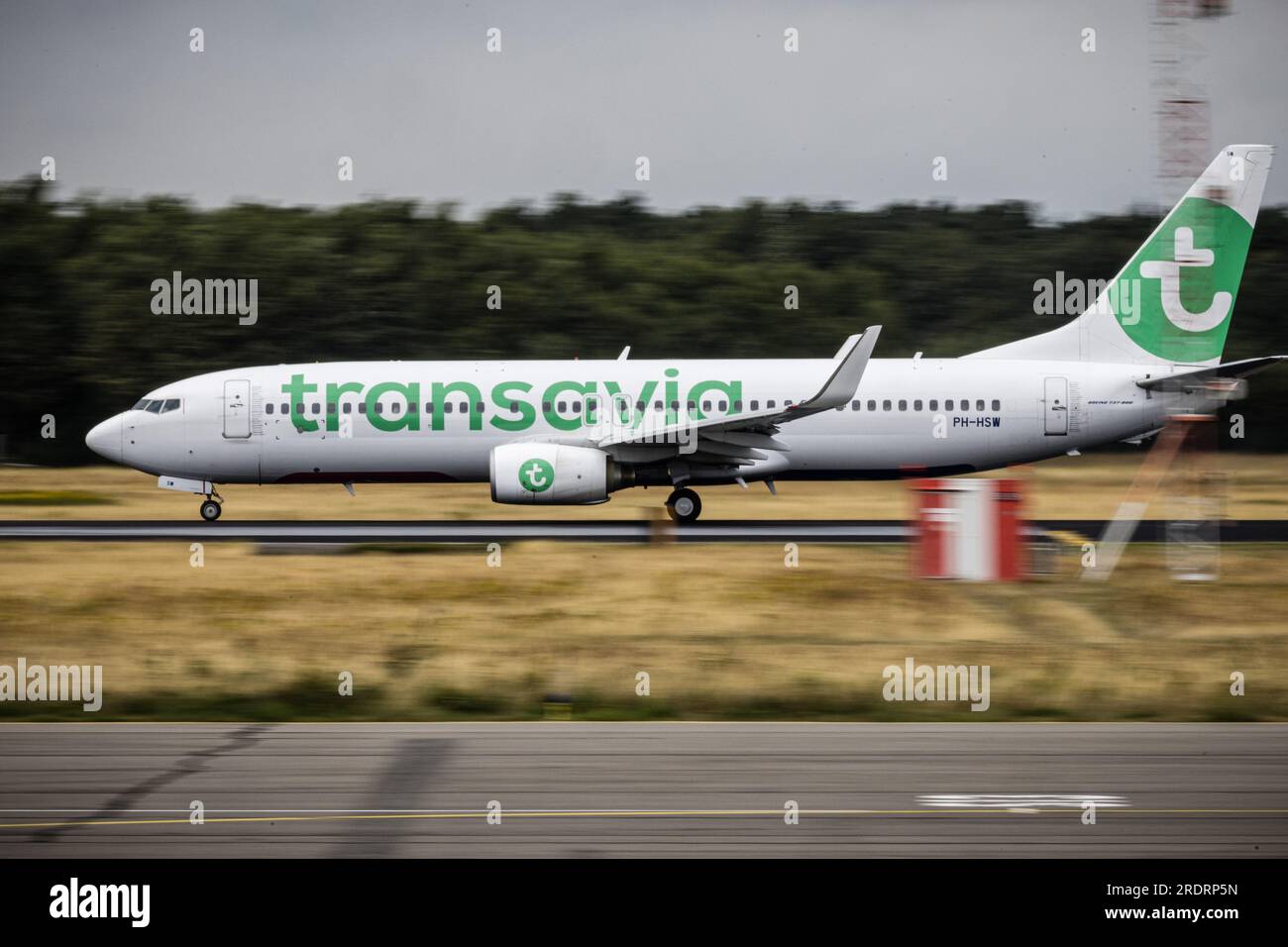 EINDHOVEN - il volo HV-5397 di Transavia parte dall'aeroporto di Eindhoven a Rodi. Transavia continuerà a volare verso l'isola greca per il momento. La compagnia aerea, tuttavia, si tiene in contatto con le autorità per monitorare la sicurezza. Gli incendi infuriano nel sud di Rodi. ANP ROB ENGELAAR netherlands Out - belgium Out Foto Stock