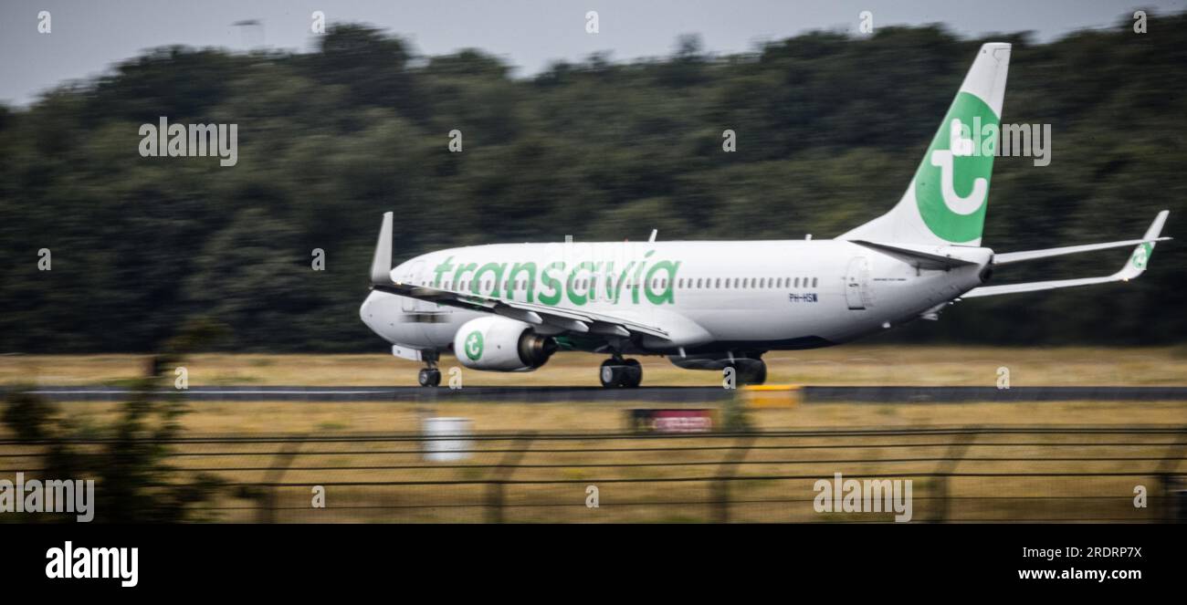 EINDHOVEN - il volo HV-5397 di Transavia parte dall'aeroporto di Eindhoven a Rodi. Transavia continuerà a volare verso l'isola greca per il momento. La compagnia aerea, tuttavia, si tiene in contatto con le autorità per monitorare la sicurezza. Gli incendi infuriano nel sud di Rodi. ANP ROB ENGELAAR netherlands Out - belgium Out Foto Stock