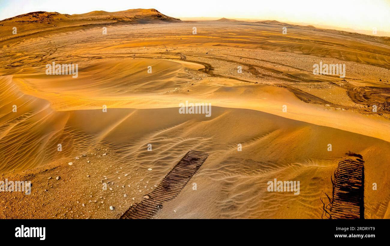 Esplorazione del pianeta Marte. Visione grandangolare della superficie di Marte di colore arancione. Immagine scattata dal Mars rover. Foto Stock