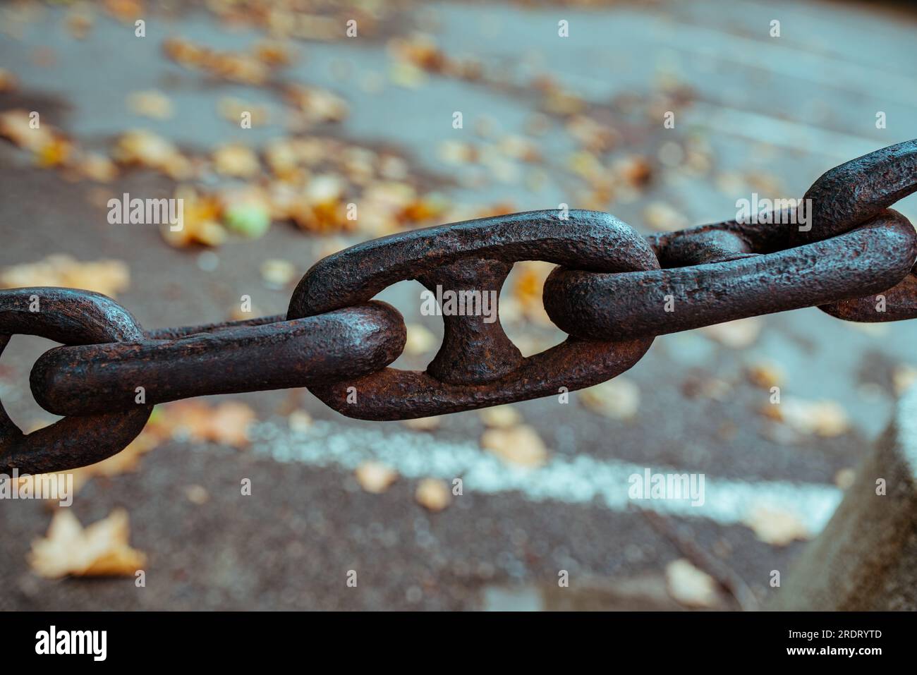 Catena di metallo pesante su strada Foto Stock