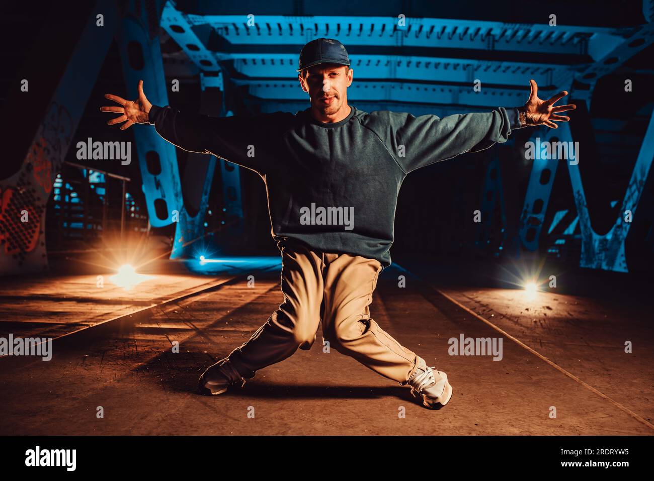 Giovane ballerino di break che posa sul ponte urbano di notte Foto Stock