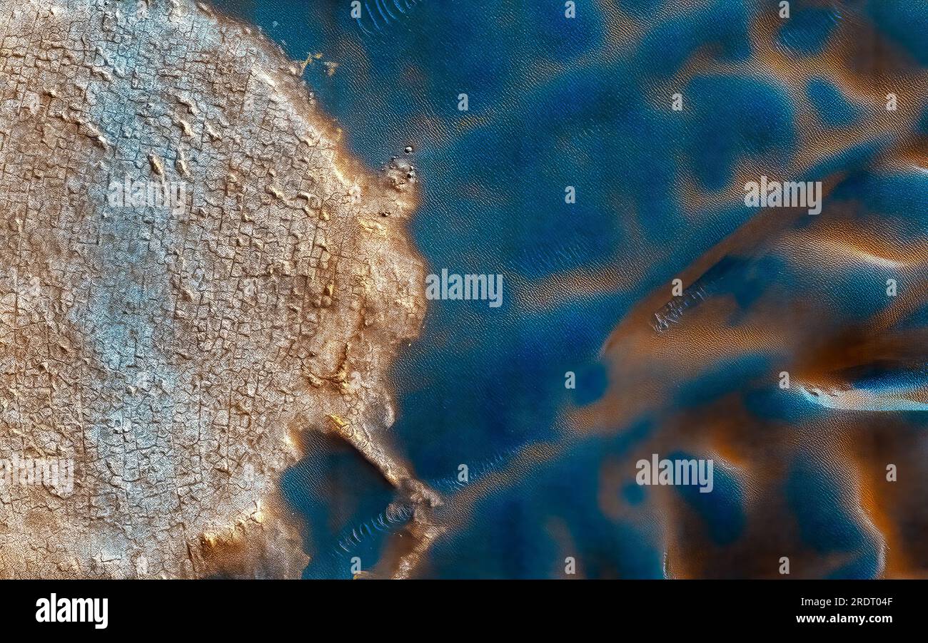 Esplorazione del pianeta Marte. Enormi increspature sul suolo dell'esopianeta. Miglioramento digitale di un'immagine da parte della NASA Foto Stock