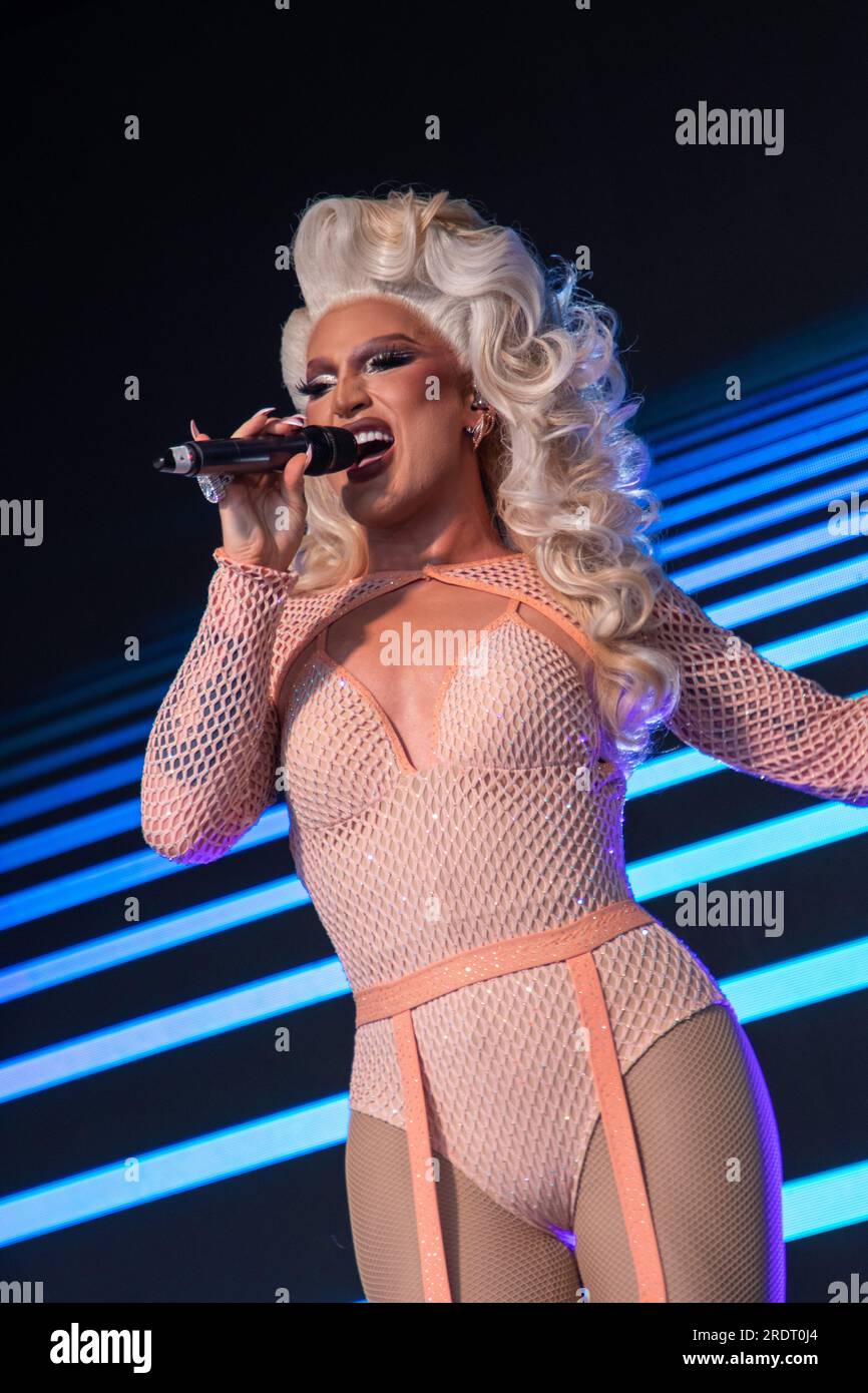 James Lee Williams, meglio conosciuto con il nome d'arte The Vivienne dalla Ru Paul Drag Race. Purtroppo è morto all'età di 32 anni il 5 gennaio 2025. Foto Stock
