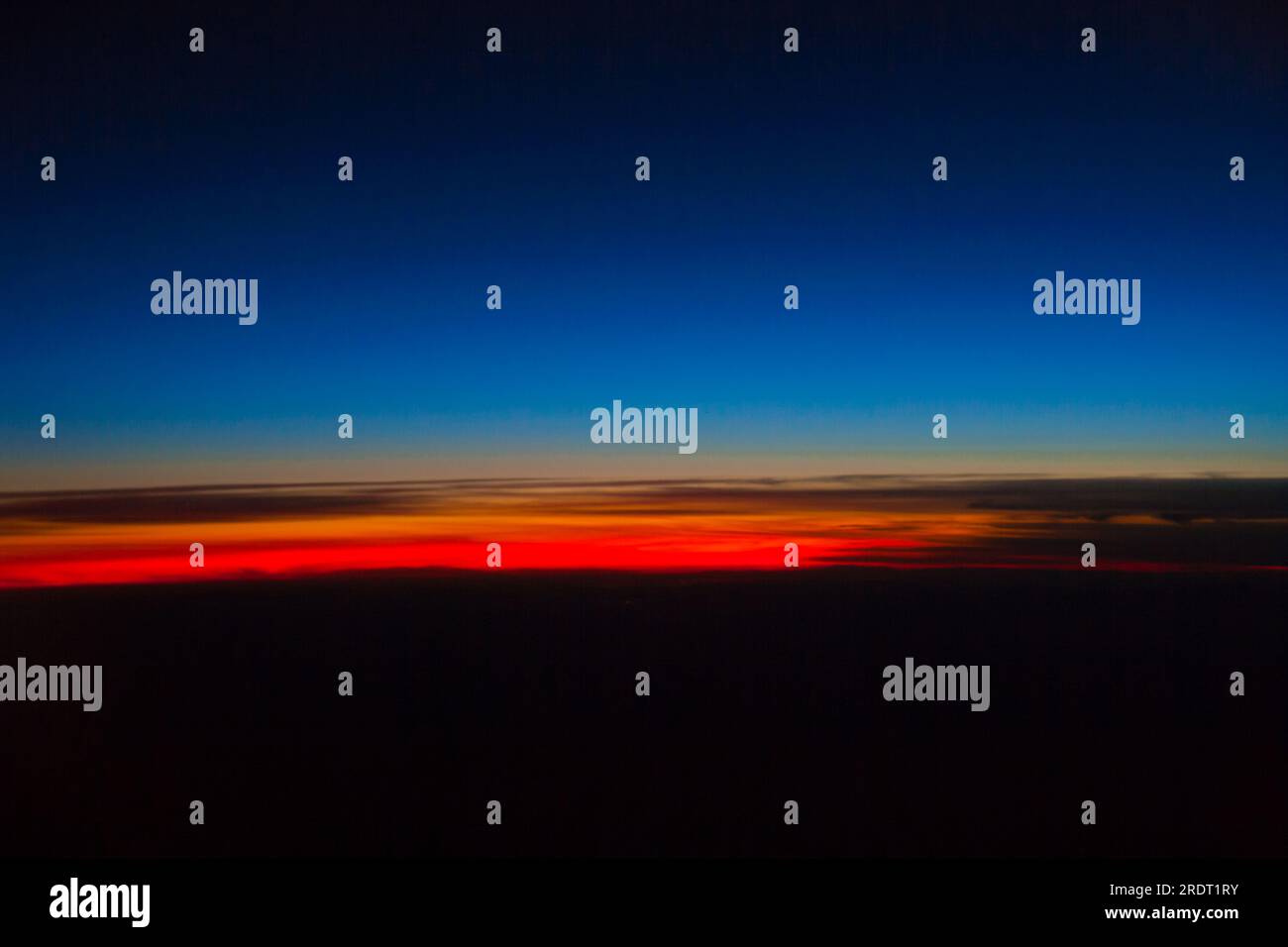 Volo notturno, mentre il sole tramonta. Foto Stock