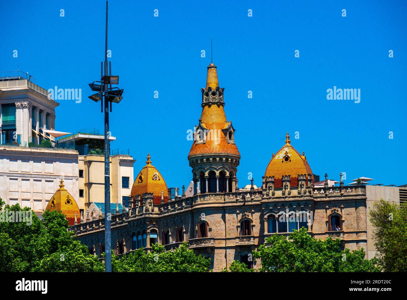 Barcellona, Spagna - maggio 26 2022: Lo straordinario tetto della Casa di Rocamora nel centro di Barcellona attira l'attenzione dei turisti. Foto Stock