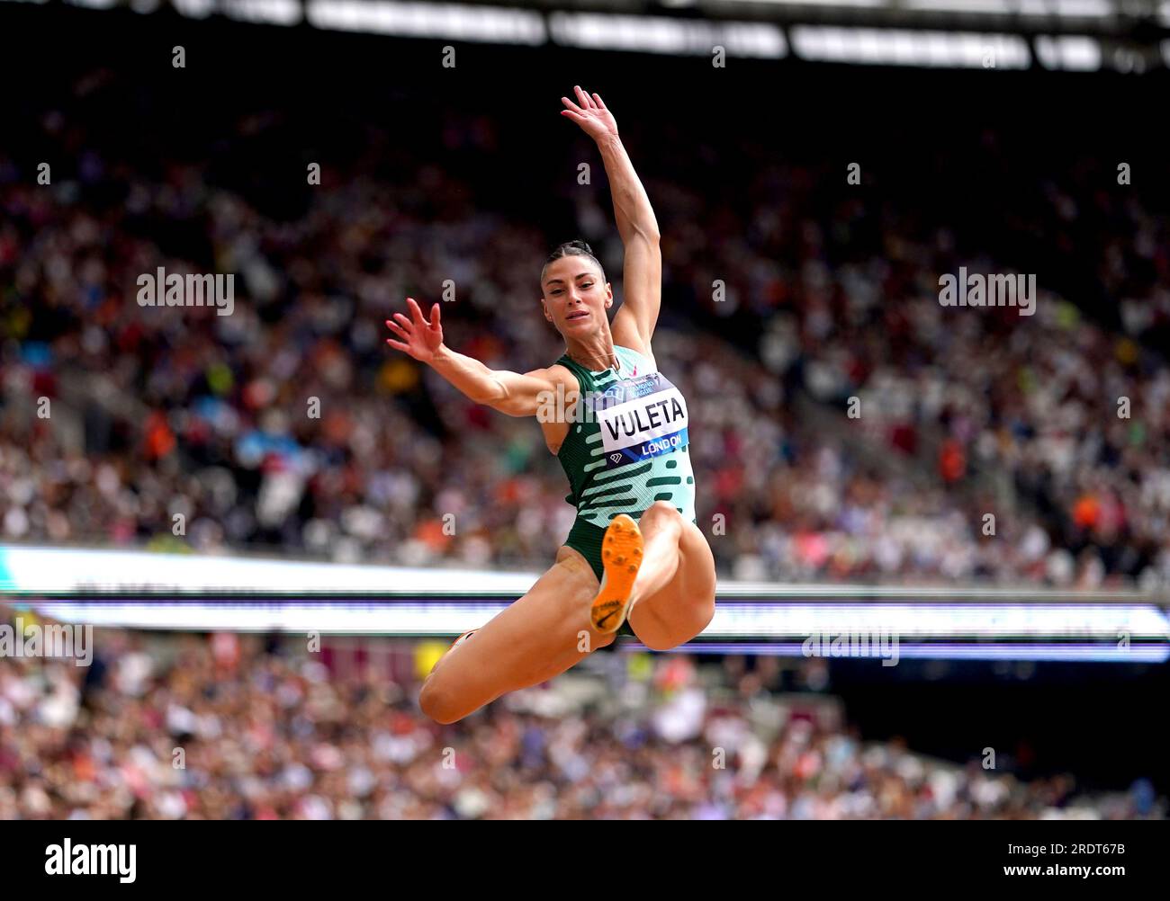 Ivana Vuleta in azione mentre gareggia nella finale di salto lungo femminile durante il London Athletics Meet al London Stadium. Data foto: Domenica 23 luglio 2023. Foto Stock