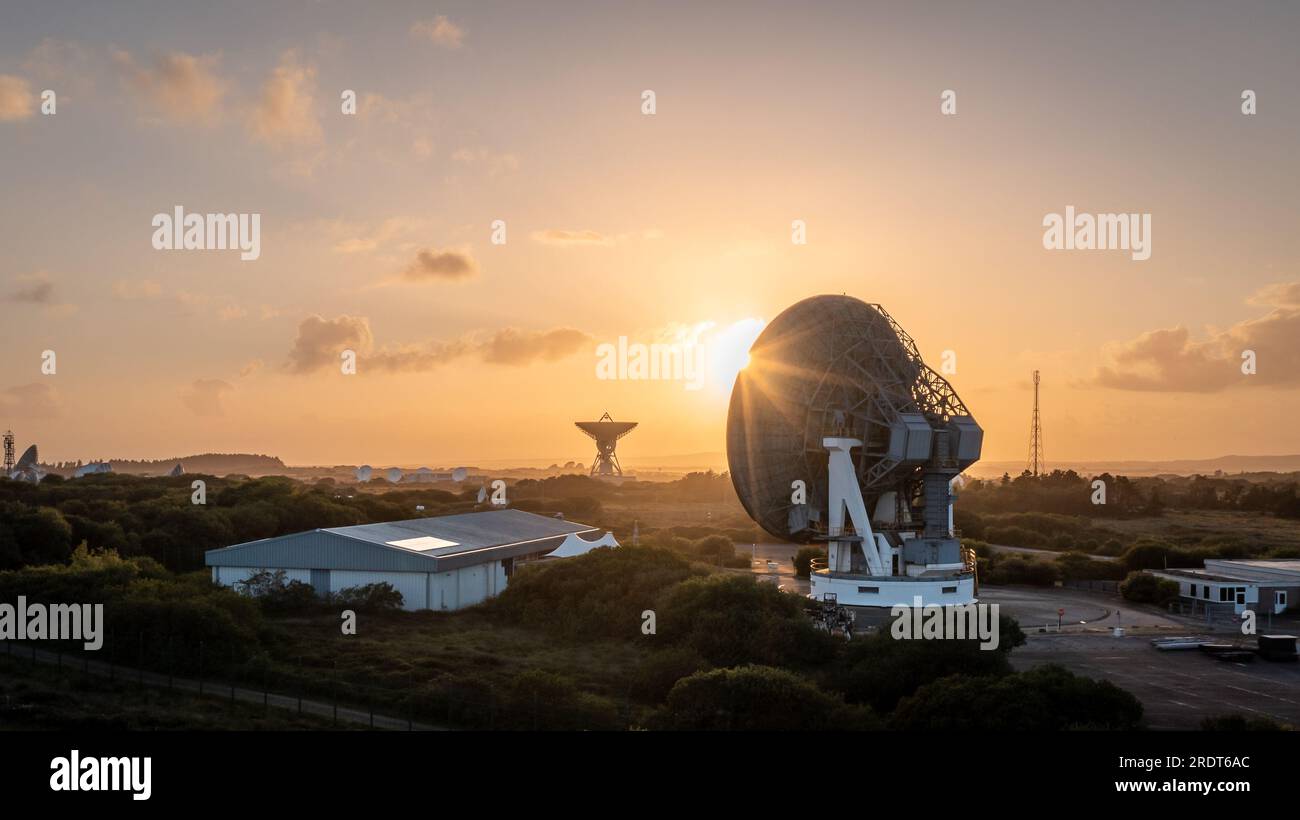 STAZIONE TERRESTRE SATELLITARE GOONHILLY, CORNOVAGLIA, REGNO UNITO - 2 LUGLIO 2023. Vista aerea di una parabola satellitare rivolta verso l'alto verso il cielo al tramonto inviando e registrando Foto Stock