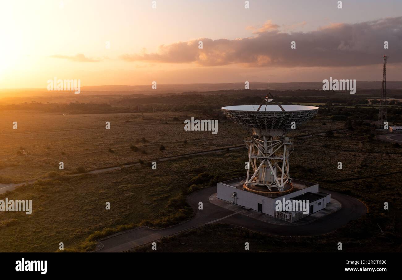 Vista aerea di una parabola satellitare rivolta verso l'alto verso il cielo al tramonto che invia e riceve segnali dai satelliti nello spazio profondo Foto Stock