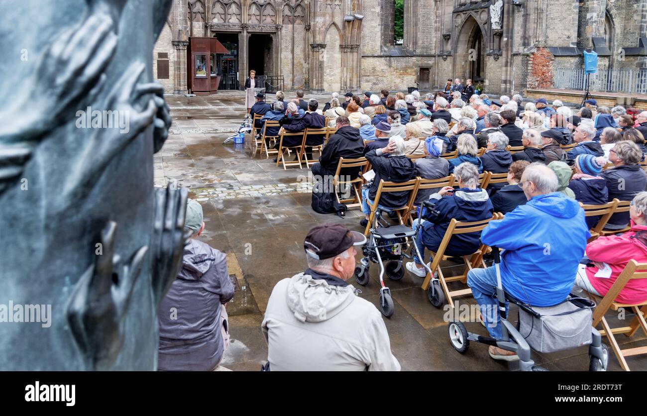 Amburgo, Germania. 23 luglio 2023. Ospiti invitati e testimoni contemporanei prendono parte alla commemorazione dei 80 anni di "operazione Gomorra" presso il Memoriale di San Nicola. Credito: Markus Scholz/dpa/Alamy Live News Foto Stock