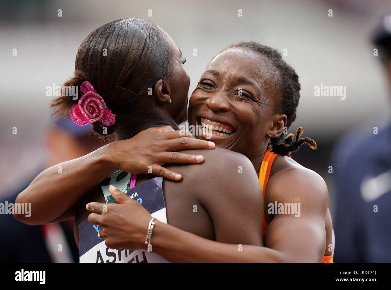 Marie-Josee Ta Lou della Costa d'Avorio (a destra) abbraccia Dina Asher-Smith della Gran Bretagna dopo aver vinto i 100m femminili durante il London Athletics Meet allo Stadio di Londra. Data foto: Domenica 23 luglio 2023. Foto Stock