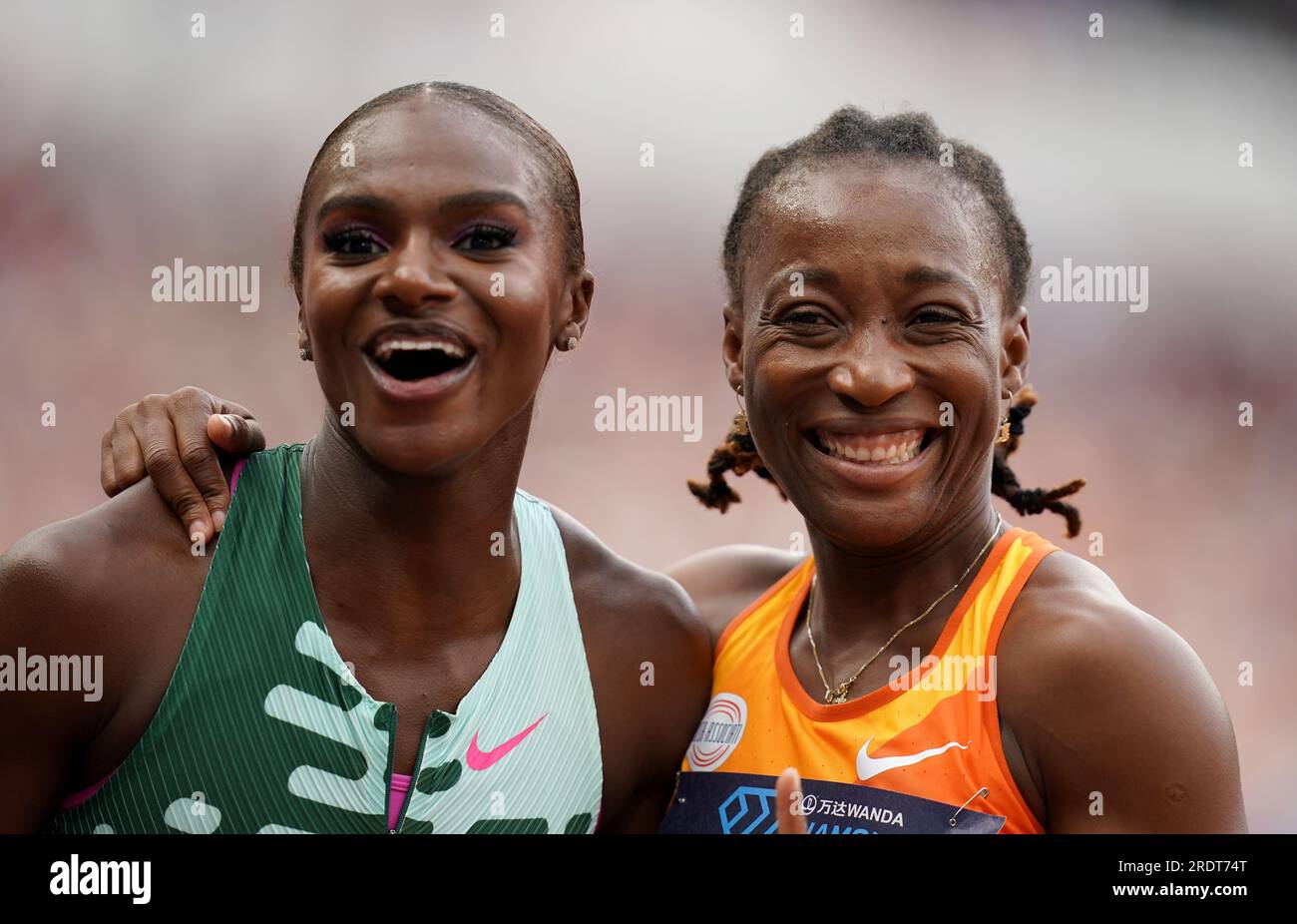 Marie-Josee Ta Lou della Costa d'Avorio (a destra) festeggia con il secondo posto Dina Asher-Smith della Gran Bretagna dopo aver vinto i 100m femminili durante il London Athletics Meet allo Stadio di Londra. Data foto: Domenica 23 luglio 2023. Foto Stock