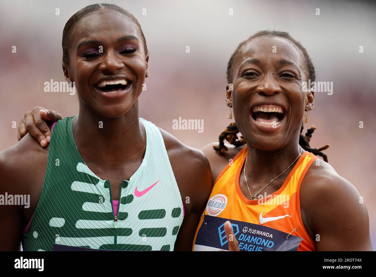 Marie-Josee Ta Lou della Costa d'Avorio (a destra) festeggia con il secondo posto Dina Asher-Smith della Gran Bretagna dopo aver vinto i 100m femminili durante il London Athletics Meet allo Stadio di Londra. Data foto: Domenica 23 luglio 2023. Foto Stock