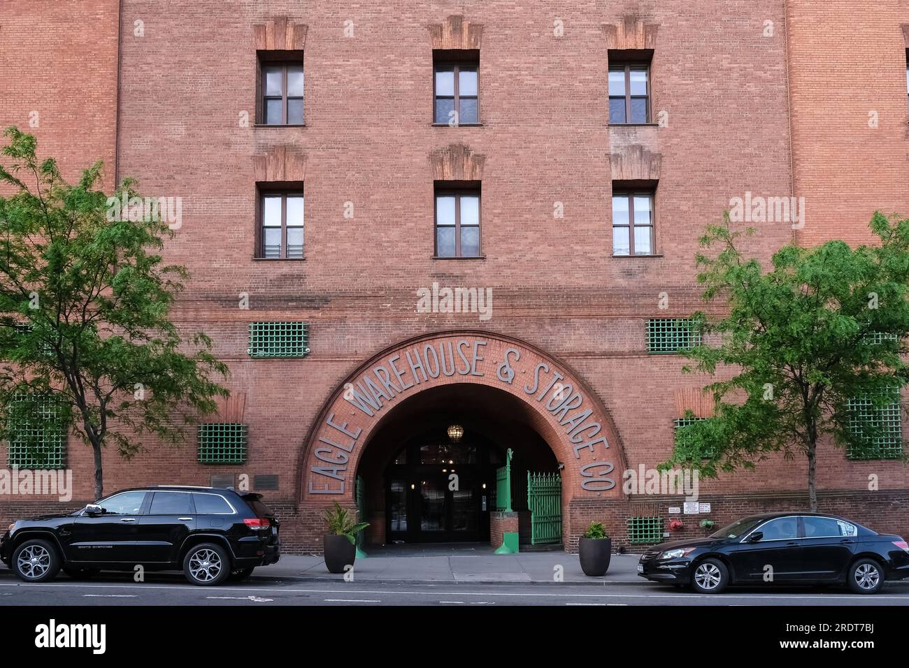 Dettagli architettonici dell'iconica Eagle Warehouse & Storage Company, o semplicemente dell'Eagle Warehouse, un edificio situato a Dumbo e Brooklyn Heights, Foto Stock