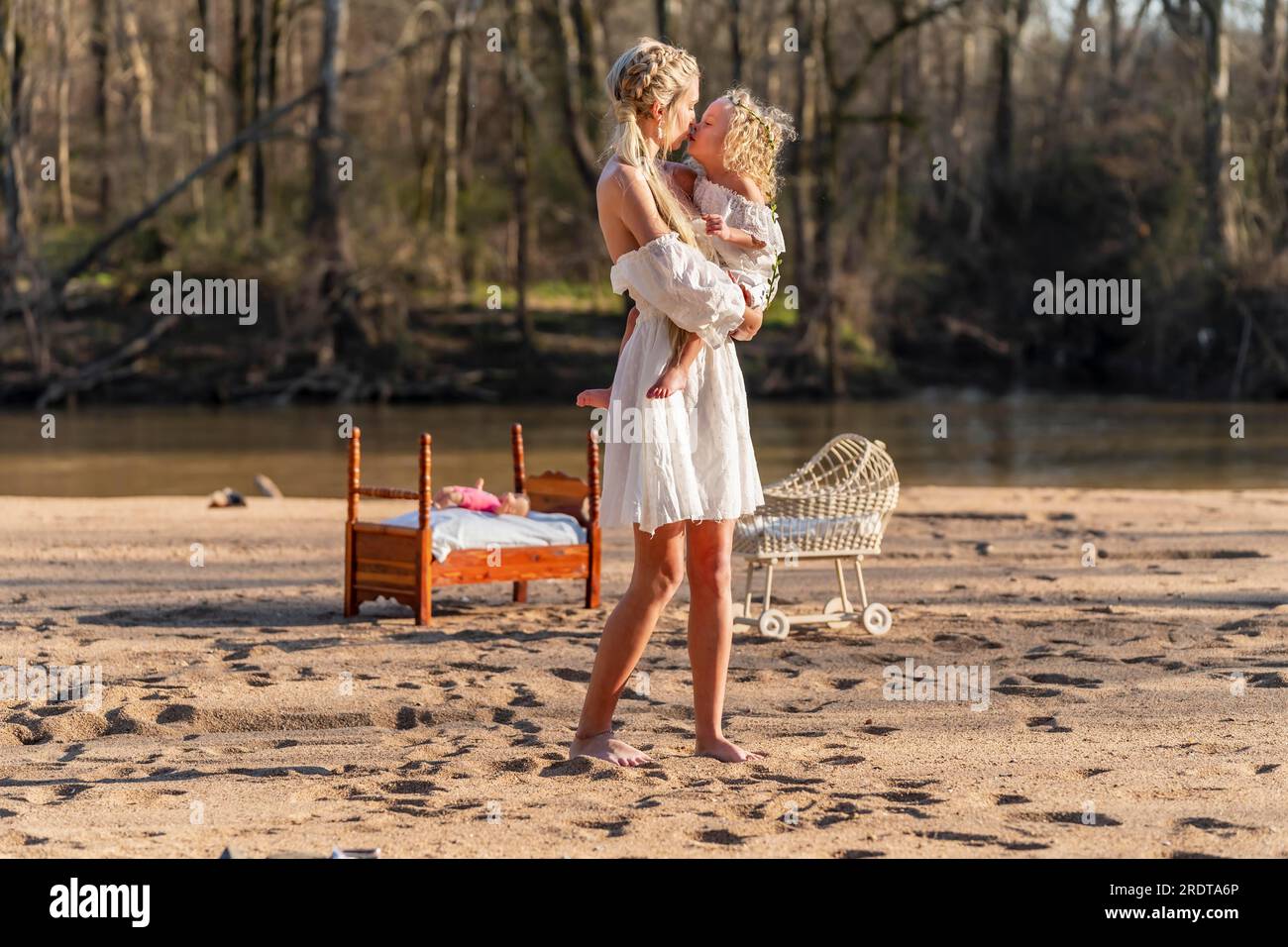 Una giovane madre bellissima e sua figlia godono del clima primaverile Foto Stock