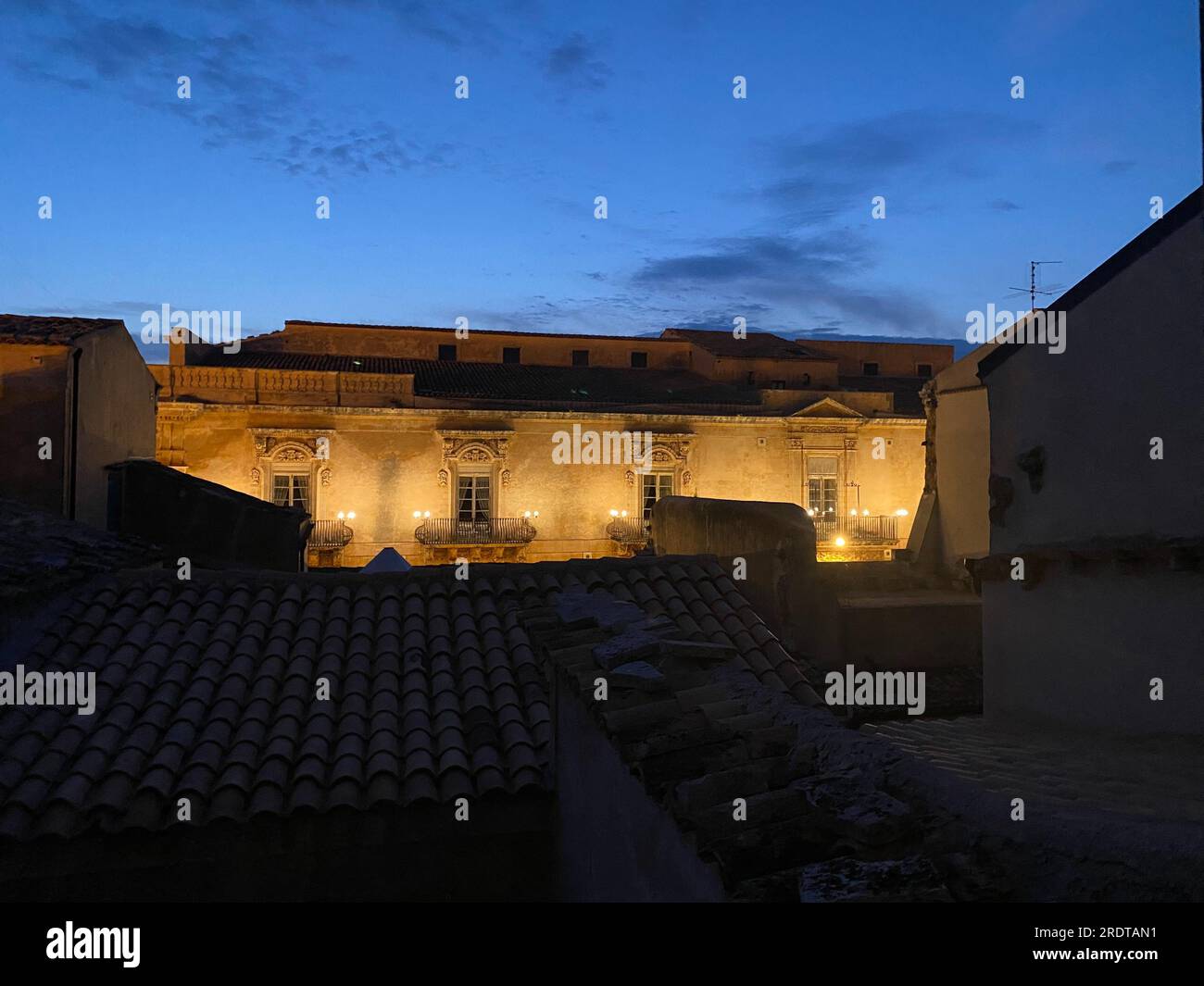 Paesaggio con vista panoramica di Palazzo Landolina durante l'ora blu a noto in Sicilia, Italia. Foto Stock