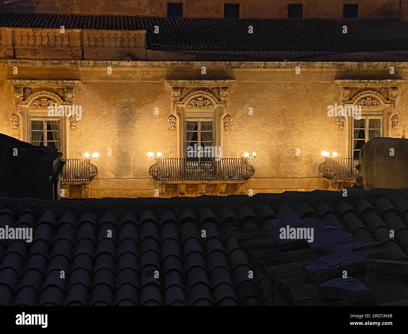 Paesaggio con vista panoramica di Palazzo Landolina durante l'ora blu a noto in Sicilia, Italia. Foto Stock
