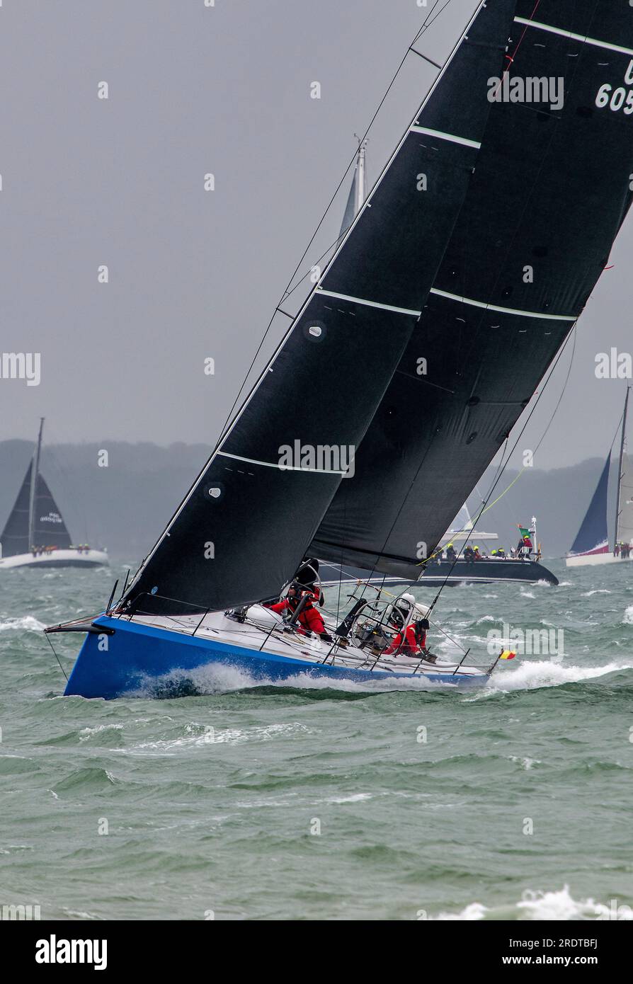 rolex fastnet yacht race 2023, 50° anniversario fastnet yacht race, yachts che navigano nel solent nella rolex fastnet rock yacht race 2023. Foto Stock