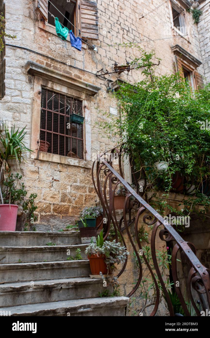 tipico edificio mediterraneo in una piccola e tranquilla piazza a grad split, croazia. suggestiva estetica mediterranea. vecchio edificio. Foto Stock