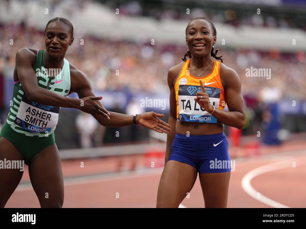 Marie-Josee Ta Lou della Costa d'Avorio (a destra) con il secondo posto Dina Asher-Smith della Gran Bretagna dopo aver vinto i 100m femminili durante il London Athletics Meet allo Stadio di Londra. Data foto: Domenica 23 luglio 2023. Foto Stock