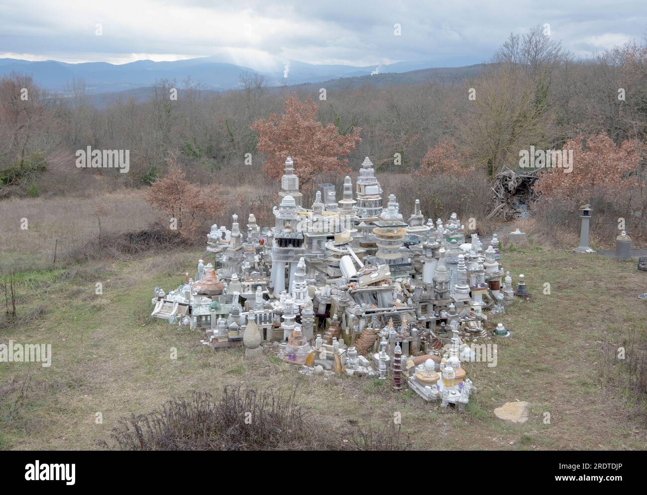 Parco delle sculture in legno di sassi nei boschi di Casole d'Elsa. Selva di sogno. Un museo all'aperto che emerge dalla terra. Mini templi Foto Stock