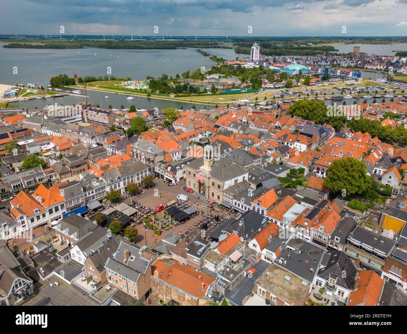 Foto aerea con drone del centro città di Harderwijk. Harderwijk è una città dei Paesi Bassi situata nella regione di Gelderland. Sullo sfondo potete vedere il Veluwemeer Foto Stock