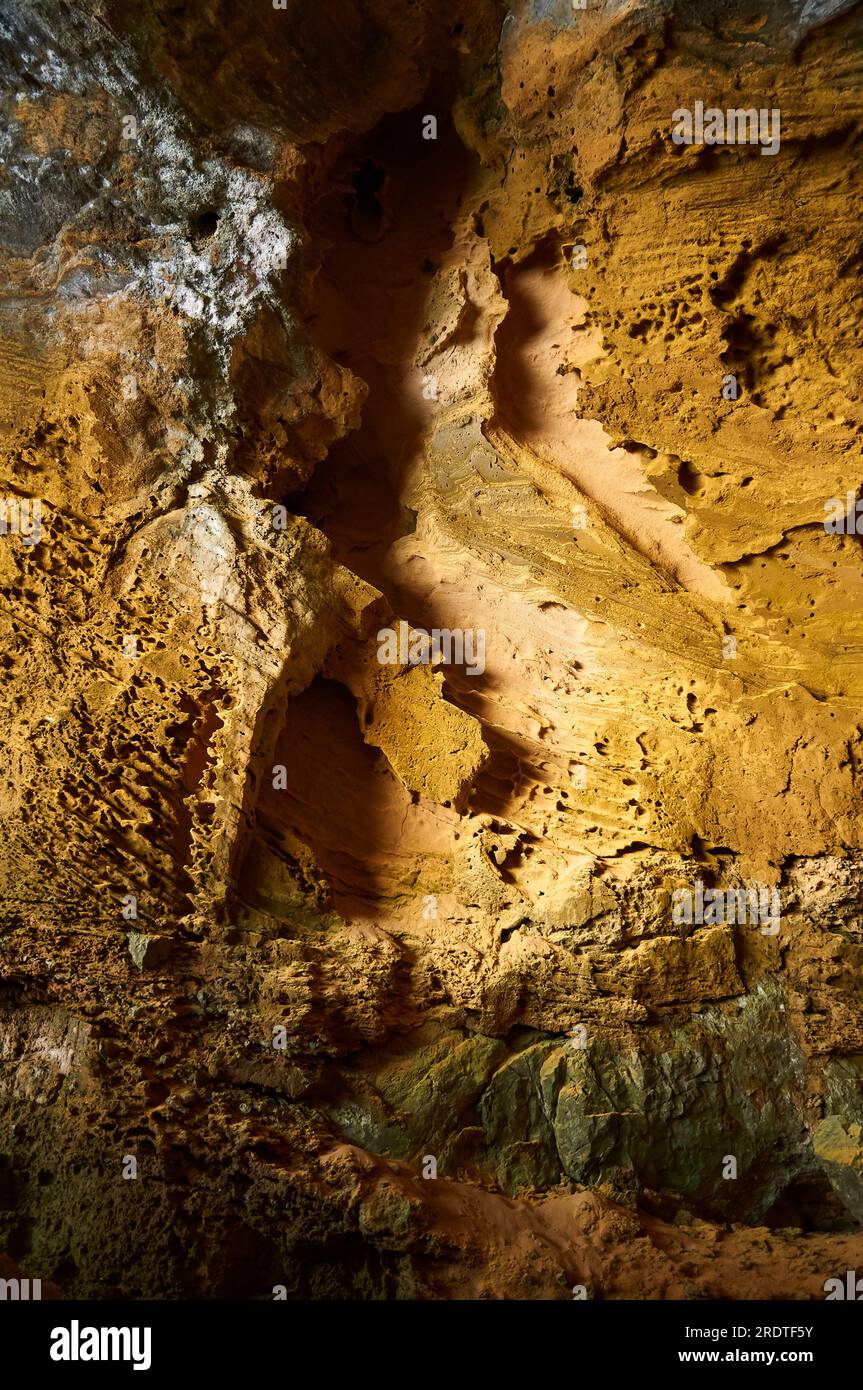Formazioni rocciose di cova Tallada, un'antica cava di pietra grezza (parco naturale di Montgó, Marina alta, Alicante, Comunità Valenciana, Mar Mediterraneo, Spagna) Foto Stock