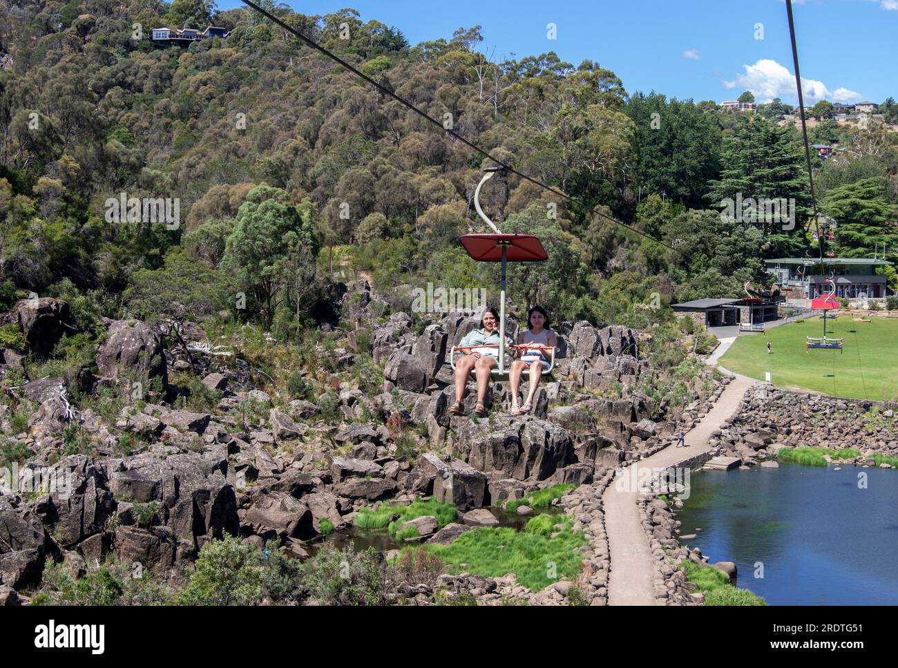 Due ragazze in seggiovia Cataract Gorge Launceston Tasmania Australia Foto Stock