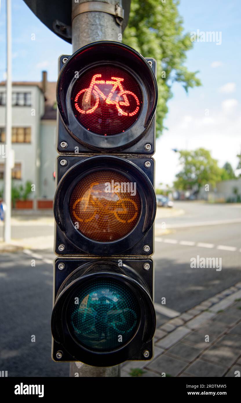 Traffico in città, locomozione alternativa: Il semaforo per i ciclisti è rosso Foto Stock