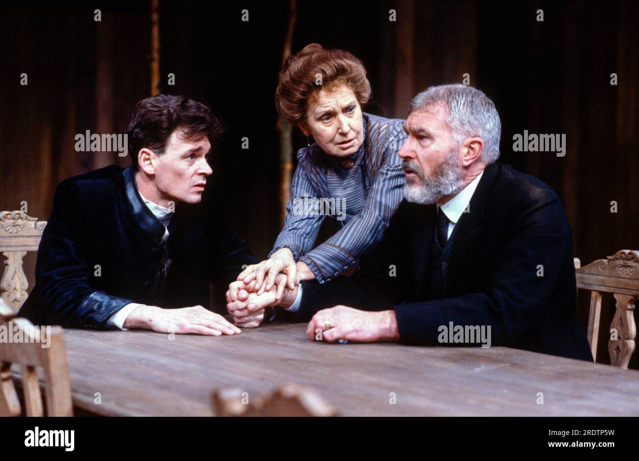 l-r: Sean Baker (Pyotr Vasilyevich), Margery Mason (Akulina Ivanovna), David Burke (Vasily Bessermenov) in FILIPPINE di Maxim Gorky alla Royal Shakespeare Company (RSC), The Pit, Barbican Centre, Londra EC2 29/01/1986 in una nuova versione di Dusty Hughes musica: Frederic Chopin design: Tom Cairns illuminazione: Wayne Dowdeswell direttore: John Caird Foto Stock