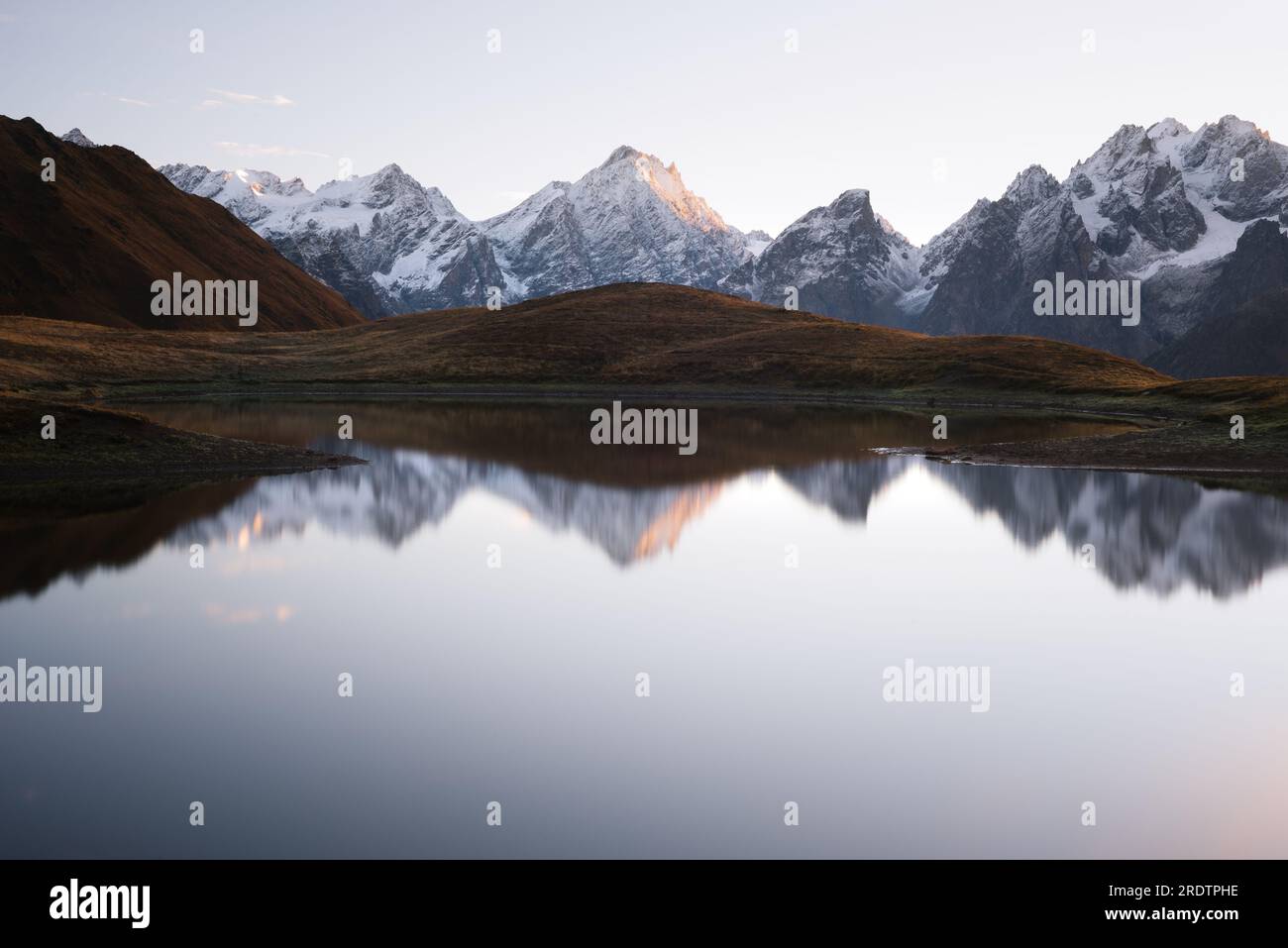 Lago di montagna Koruldi. Principale crinale caucasico. Zemo Svaneti, Georgia. Vicino alla città di Mestia Foto Stock