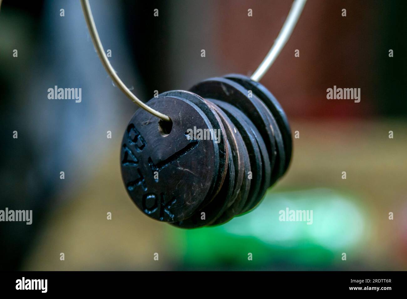 Le patatine di cocco valgono una sola conchiglia come mezzo di pagamento per sostituire i soldi al festival degli snack del villaggio Foto Stock