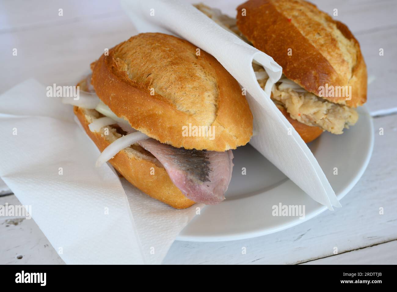 Fischbrotchen o Fish Sanwich con aringhe Matjes e cipolla e Brathering Foto Stock
