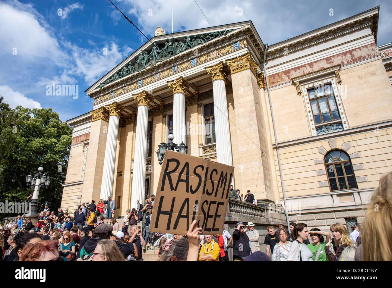 Rasismi haisee. Cartello di cartone fatto a mano davanti a Säätytalo al raduno prima di Nollatoleranssi! Dimostrazione a Helsinki, Finlandia. Foto Stock
