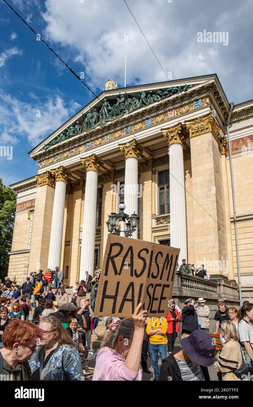Rasismi haisee. Manifestante con un cartello di cartone fatto a mano a Nollatoleranssi! Manifestazione di fronte a Säätytalo a Helsinki, Finlandia. Foto Stock