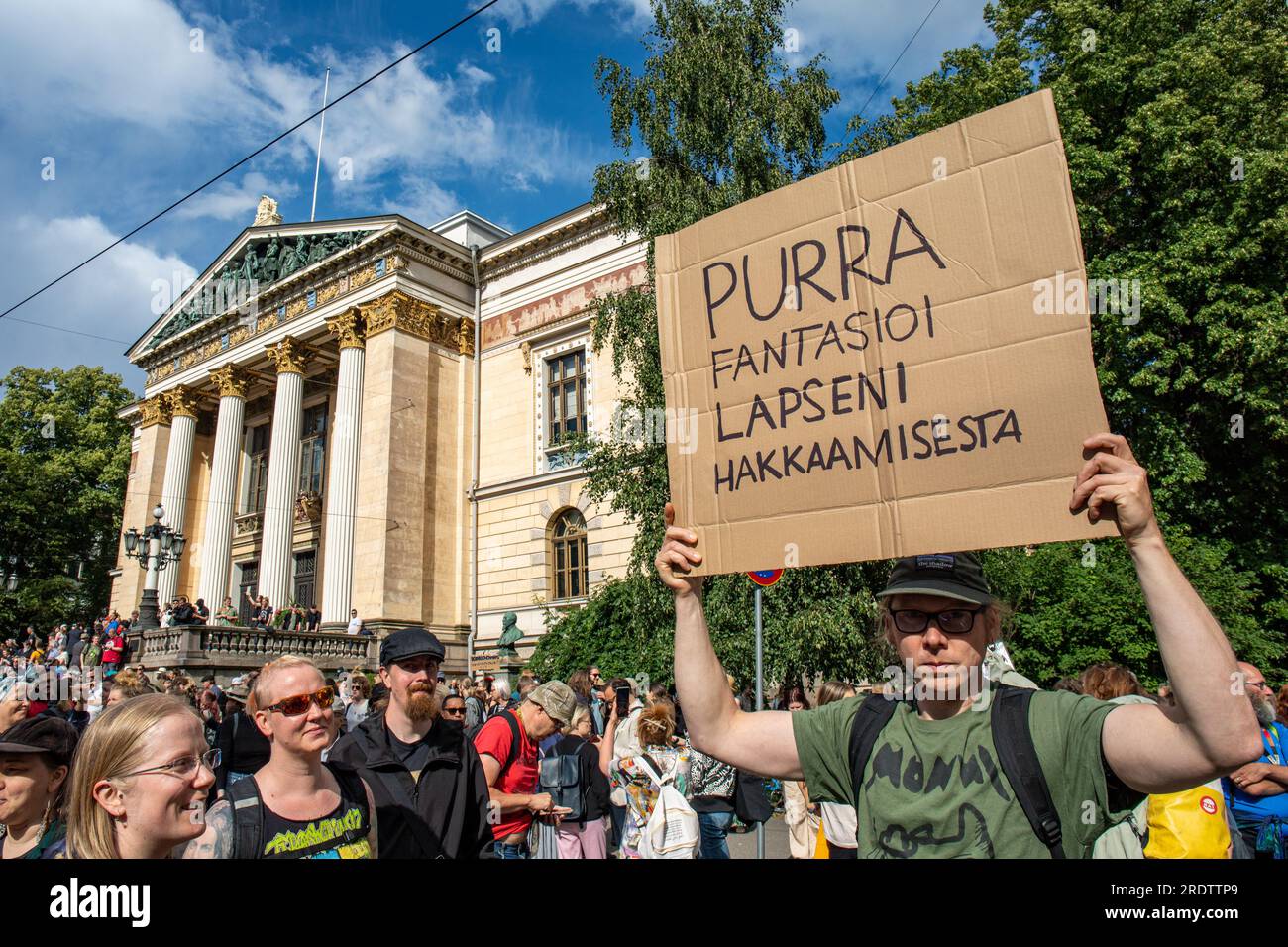 Purra fantasioi lapseni hakkaamisesta. Uomo in possesso di un cartello di cartone durante una manifestazione contro i ministri di estrema destra di Säätytalo a Helsinki, Finlandia. Foto Stock