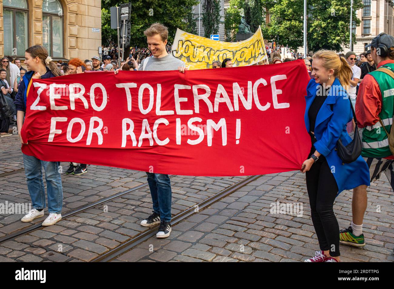 Tolleranza zero per il razzismo! Bandiera rossa a Nollatoleranssi! Rasistit ulos hallituksesta manifestazione antirazzista a Helsinki, Finlandia. Foto Stock