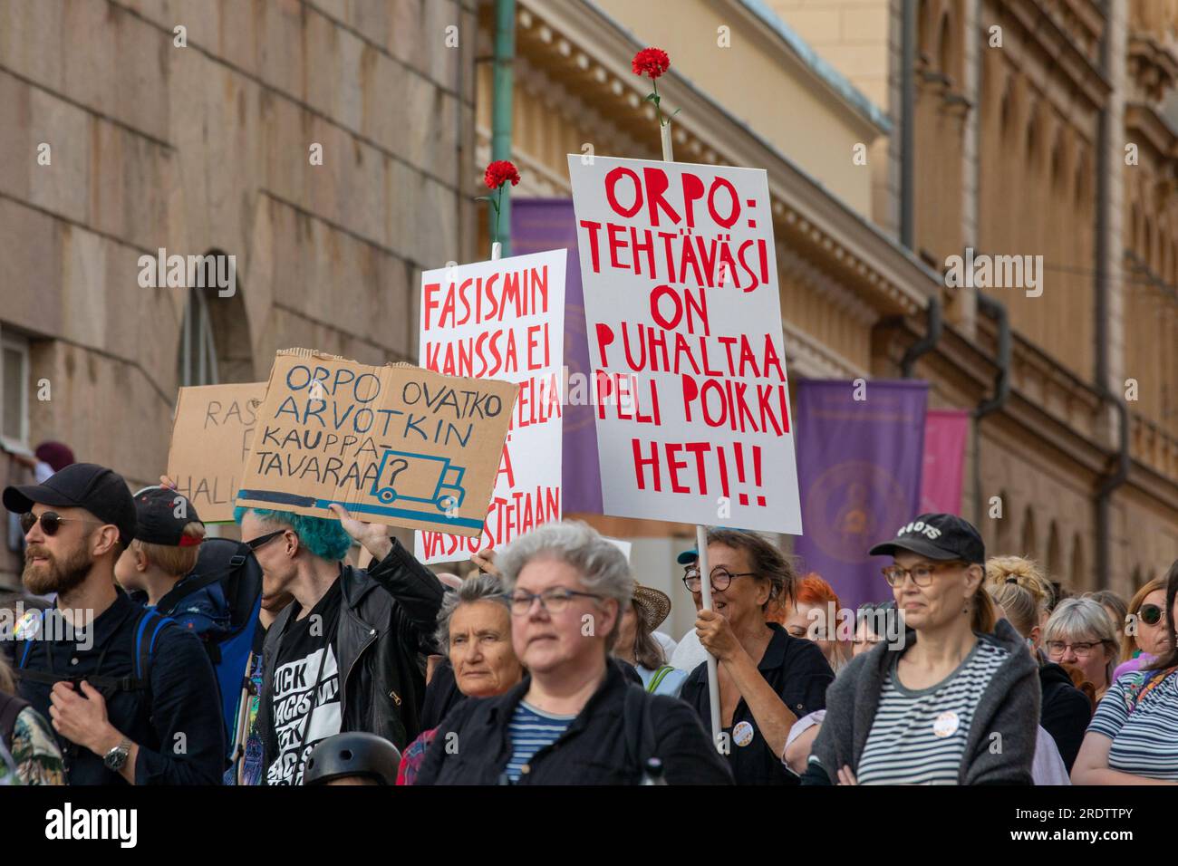 I manifestanti marciano con i cartelli fatti a mano a Nollatoleranssi! Manifestazione Rasistit ulos hallituksesta contro il governo a Helsinki, Finlandia Foto Stock