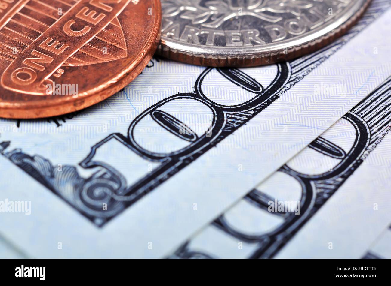 cento banconote e centesimi, primo piano Foto Stock