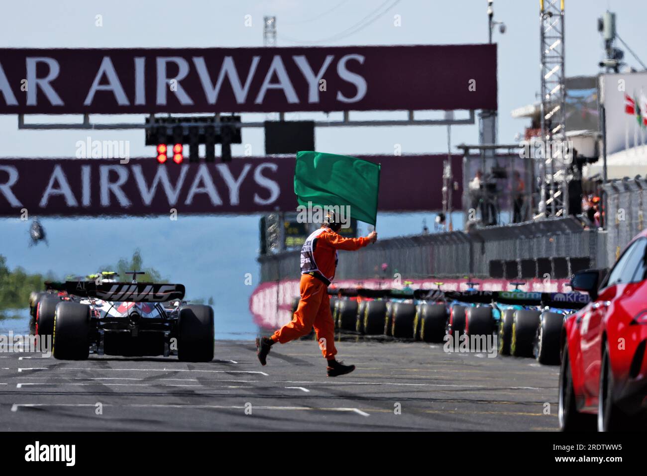 Budapest, Ungheria. 23 luglio 2023. Un maresciallo onda la bandiera verde all'inizio della gara. Campionato del mondo di Formula 1, Rd 12, Gran Premio d'Ungheria, domenica 23 luglio 2023. Budapest, Ungheria. Crediti: James Moy/Alamy Live News Foto Stock