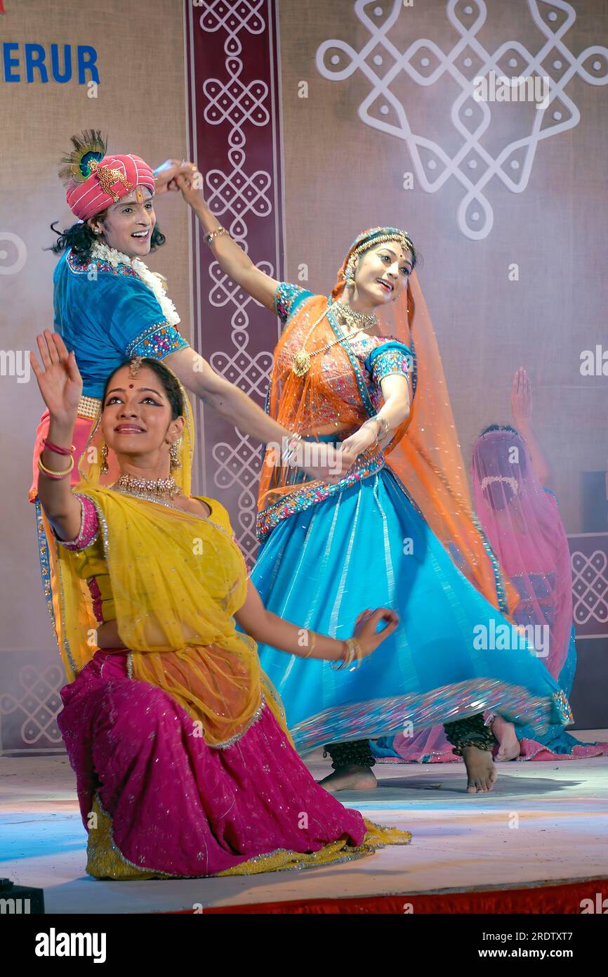 Ballo di Kathak nel festival di Natiyanjali nel tempio di Perur, Tamil Nadu, India Foto Stock