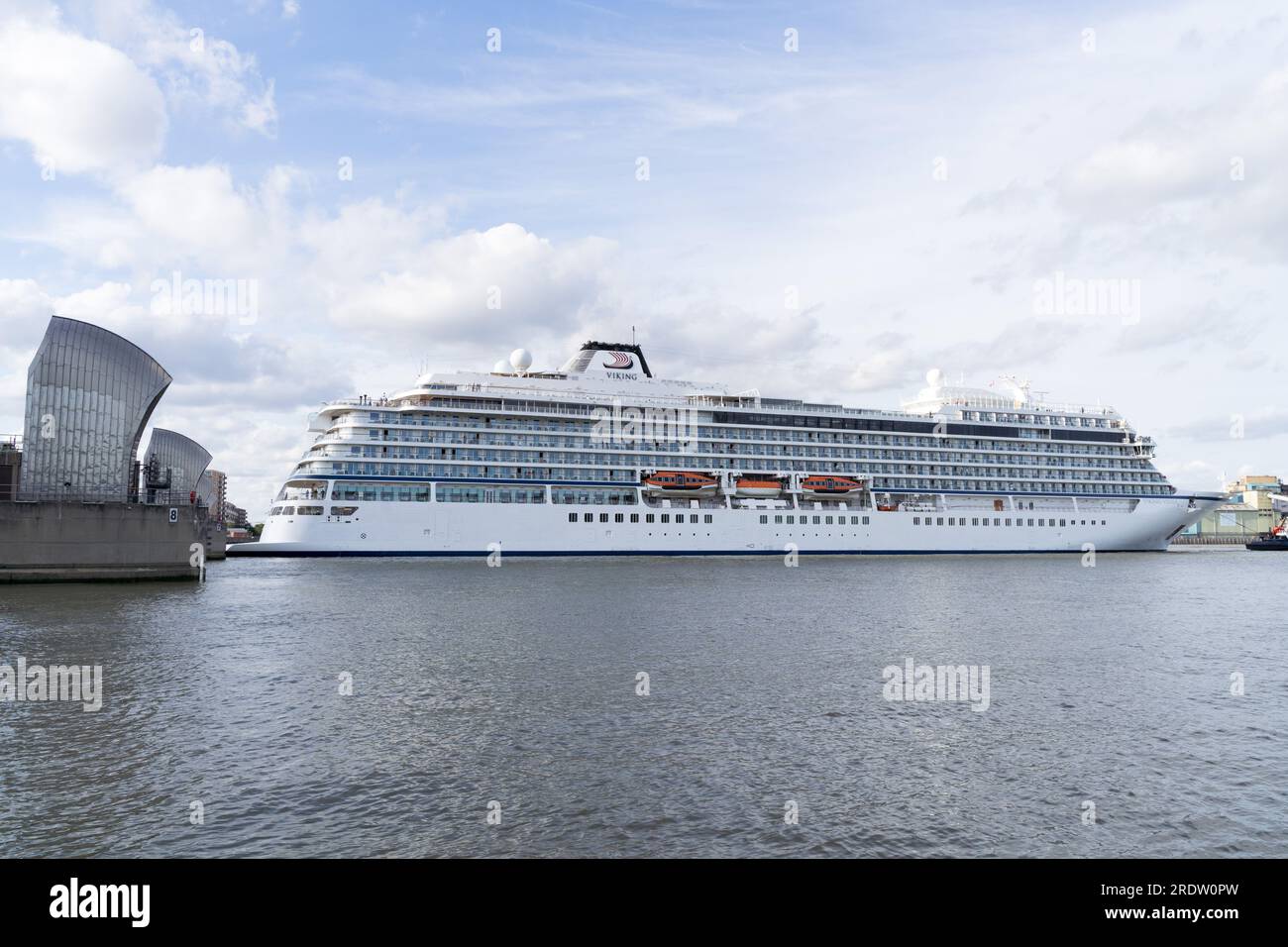 Londra Regno Unito, 23 luglio 2023 nave da crociera Viking Venus che lascia Londra dopo aver attraccato a Londra Greenwich per due giorni, navigando sotto la bandiera della Norvegia. Credito: Glosszoom/Alamy Live News Foto Stock