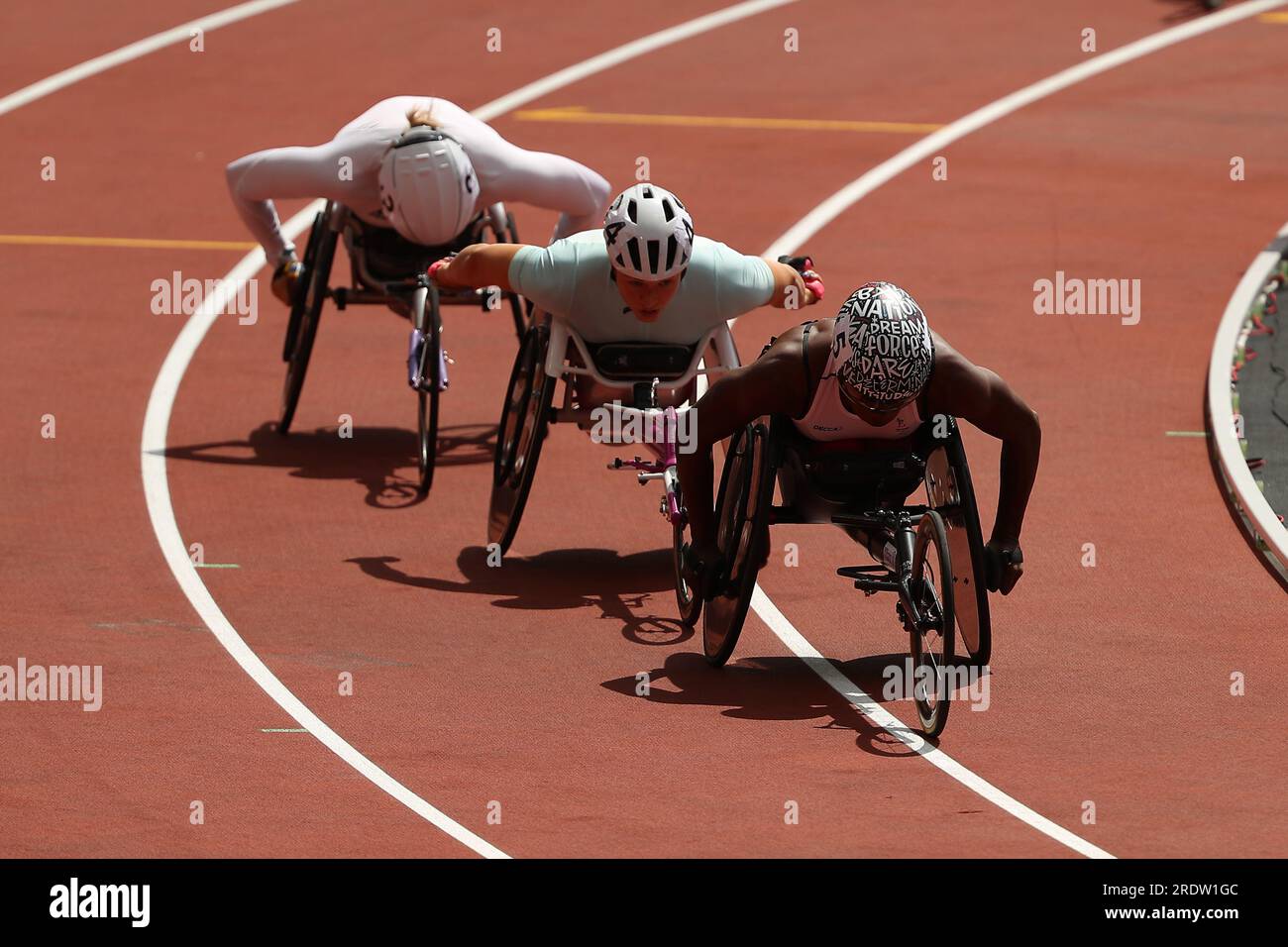 London Stadium, Londra, Regno Unito. 23 luglio 2023. 2023 London Diamond League Athletics; Lea Bayekula guidò Sammi Kinghorn nella curva finale della corsa su sedia a rotelle di 800 m. Credito: Action Plus Sports/Alamy Live News Foto Stock