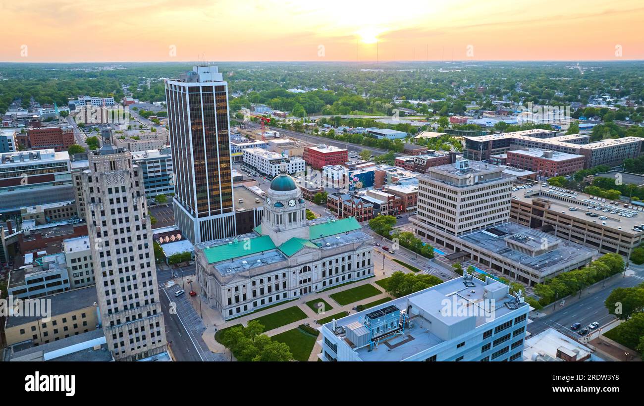 Alba arancione sul centro di Fort Wayne con tribunale, PNC e Lincoln Bank Tower Foto Stock