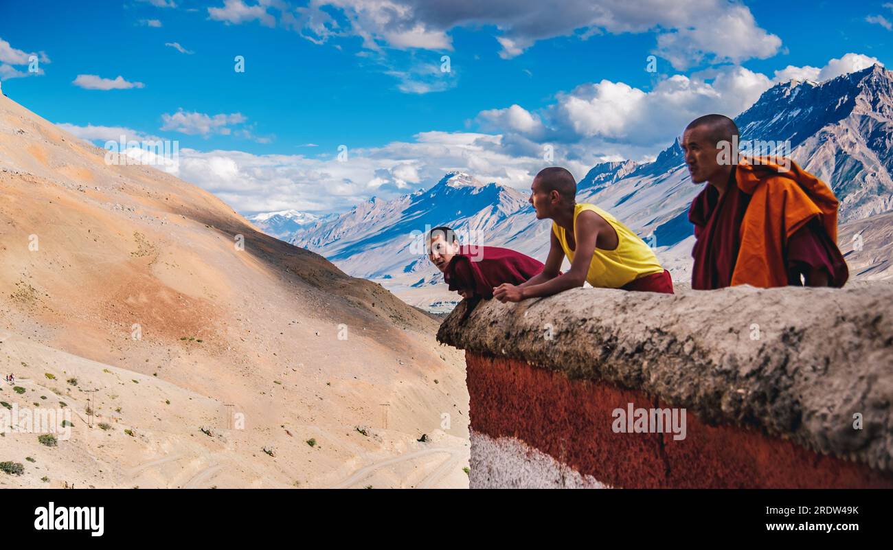 "Monaci e montagne condividono un linguaggio silenzioso, dove la quiete delle cime riecheggia la tranquillità delle loro anime." Foto Stock