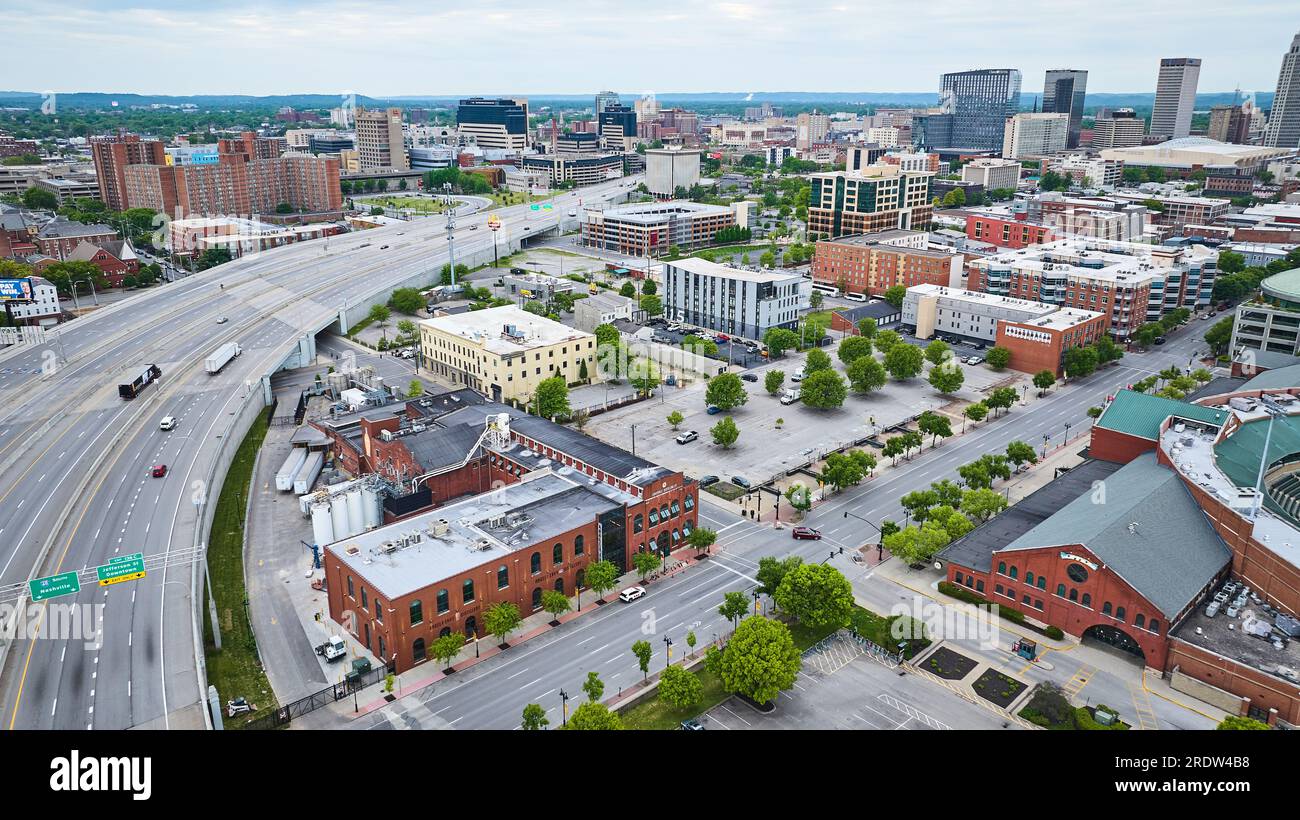 Ingresso aereo, stadio Louisville Slugger Field Kentucky con sistema autostradale ed edifici cittadini Foto Stock