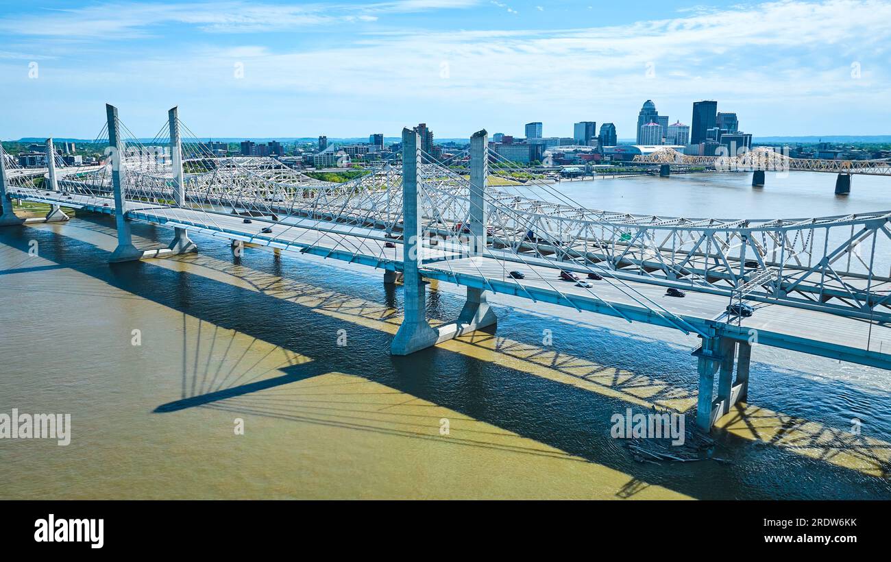 Ponte sospeso bianco sull'acqua torbida del fiume Ohio River, sfondo urbano aereo Foto Stock