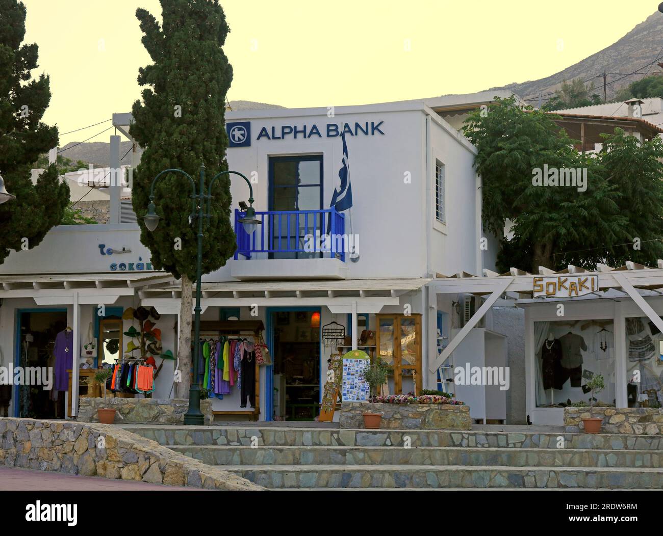 Alpha Bank, Livadia vilage sui negozi. Villaggio di Livadia, isola di Tilos. Foto Stock
