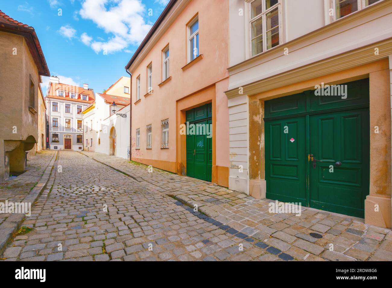 bratislava, slovacchia - 16 ottobre 2019: strade strette del centro storico. vacanze autunnali in europa. tempo soleggiato a mezzogiorno Foto Stock