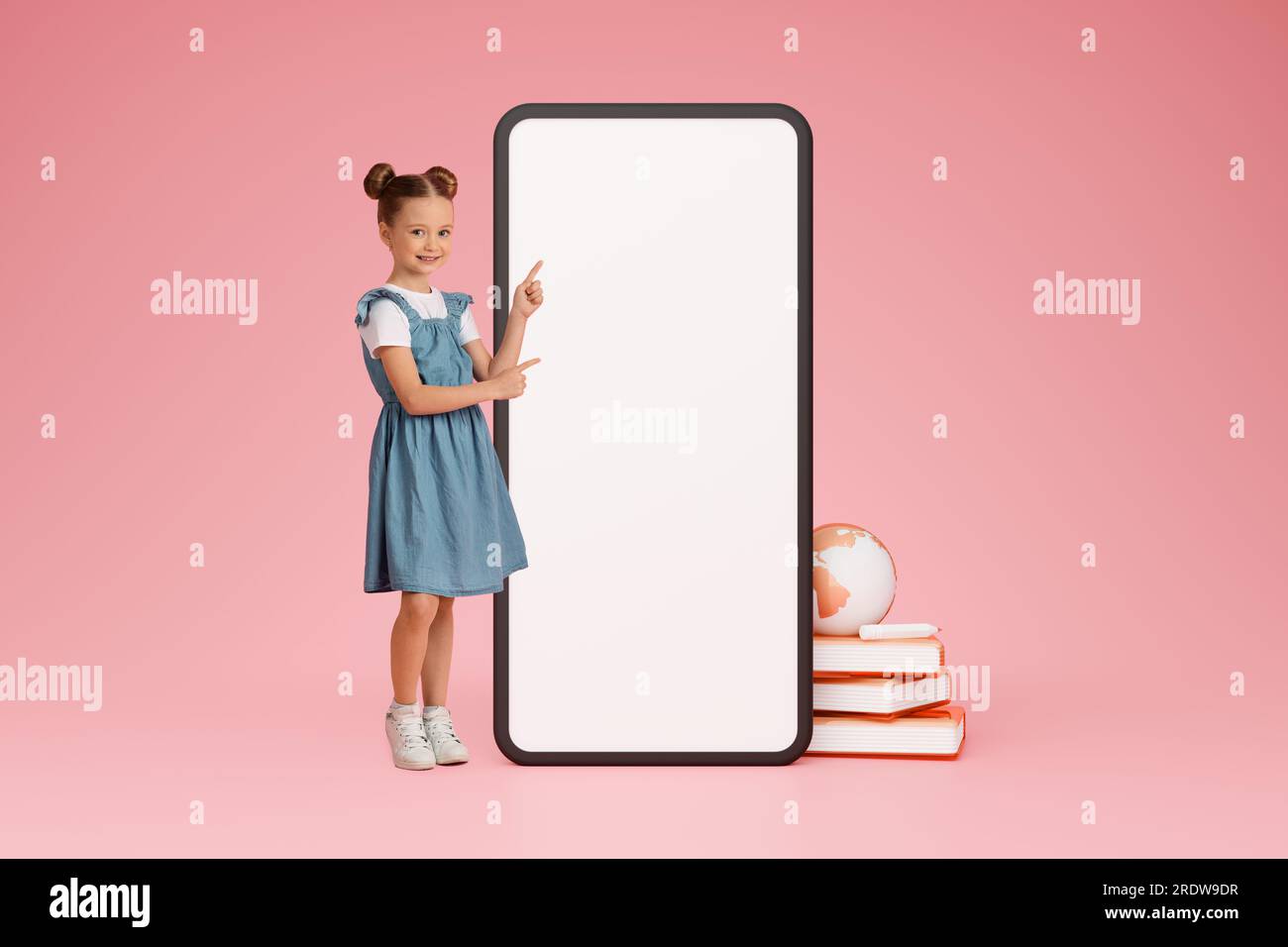 Studentessa che punta sul grande touchscreen dello smartphone su sfondo rosa Foto Stock