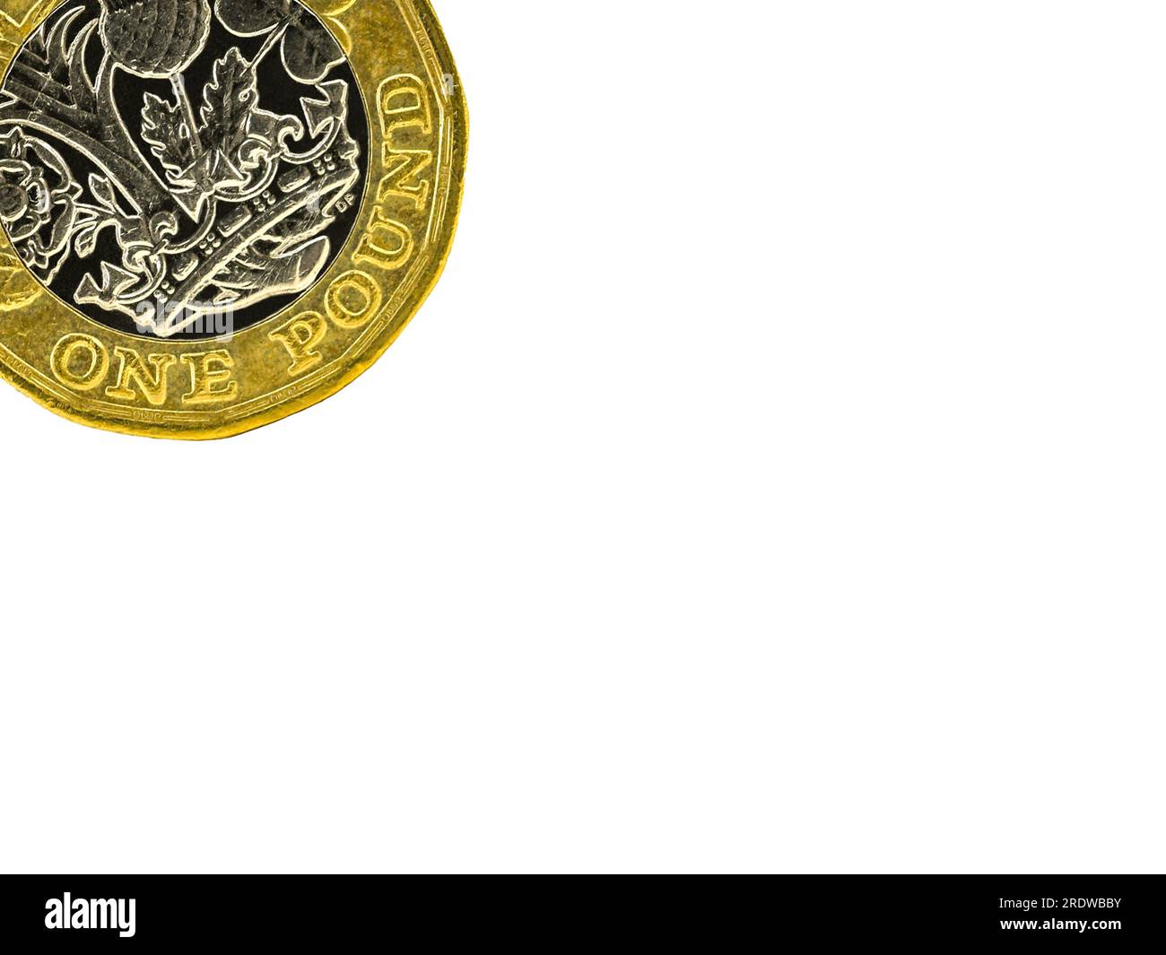 Vista ravvicinata di parte di una moneta britannica da una libbra su un semplice sfondo bianco. Copia spazio. Sfondi. Foto Stock